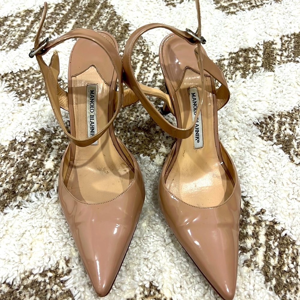 Manolo Blahnik sling back nude color shoes in patent leather. Size 39.5